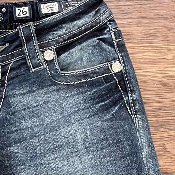 Miss Me Signature Capri Low Waist Jeans Blue Factory Wash and Whiskering Size 26 - Picture 4 of 16
